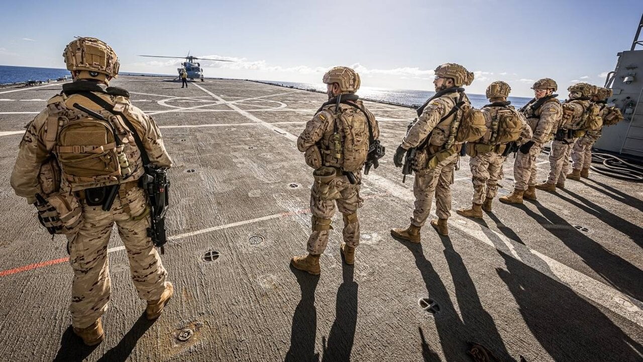 Infantes de Marina en la cubierta de un buque (Foto: Estado Mayor de la Defensa).
