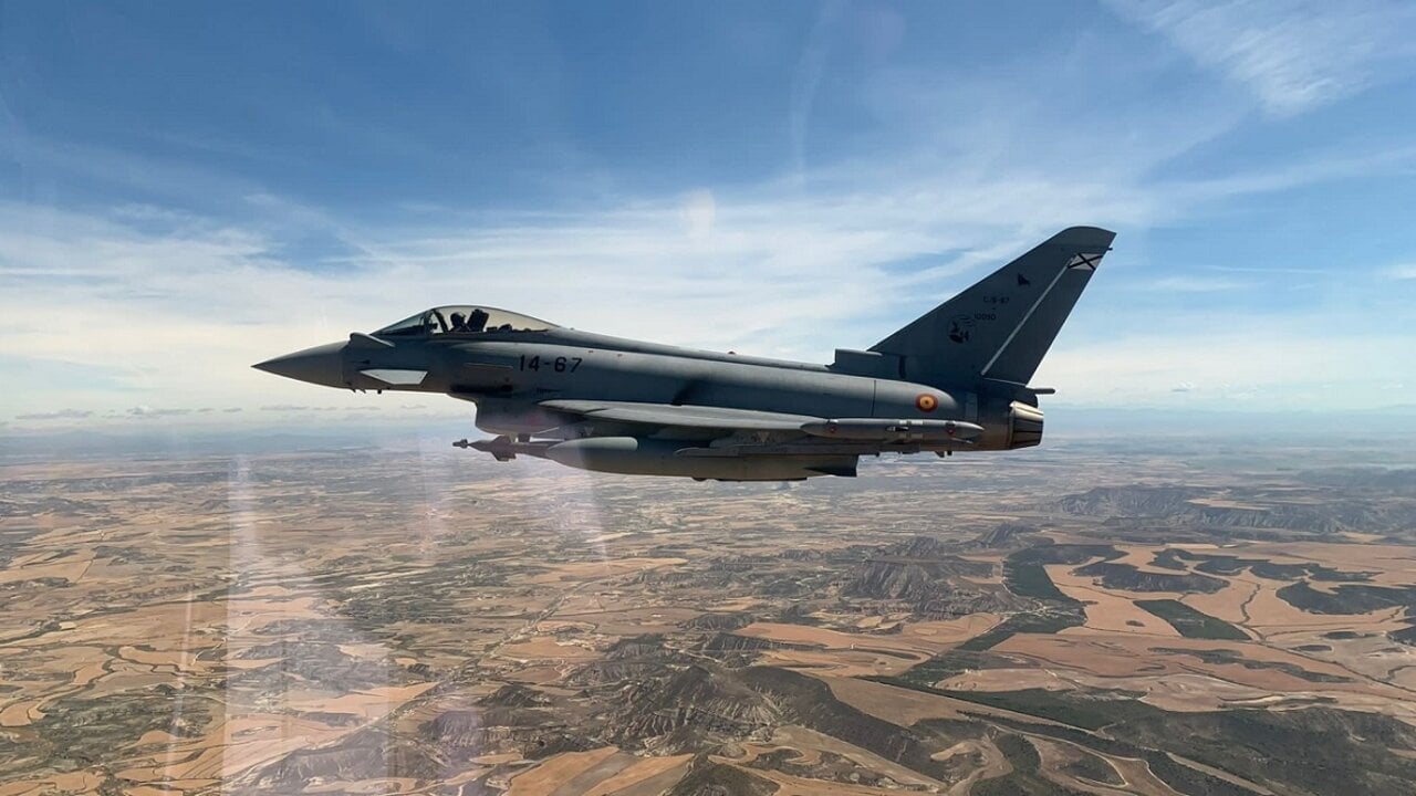 Un Eurofighter sobrevuela el Pol&iacute;gono de Tiro de Bardenas Reales, en Navarra (Foto: Ej&eacute;rcito del Aire).