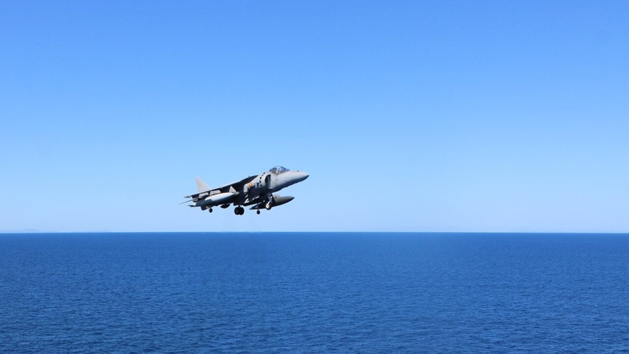 Los Harrier de la Armada cruzan el Atl&aacute;ntico (Foto: Estado Mayor de la Defensa).