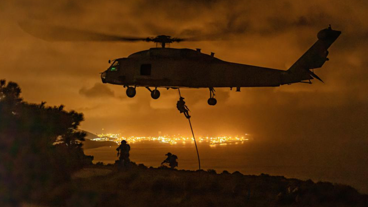 Helic&oacute;ptero realizando una inserci&oacute;n nocturna durante un ejercicio de adiestramiento. (Foto: Armada)