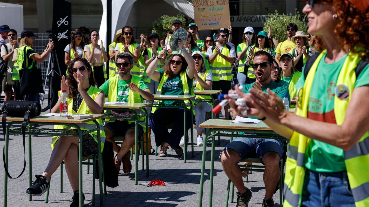 Manifestantes durante la celebraci&oacute;n de una performance sorpresa relacionada con la huelga de profesores, a 29 de mayo de 2026, en Valencia. Rober Solsona / Europa Press
