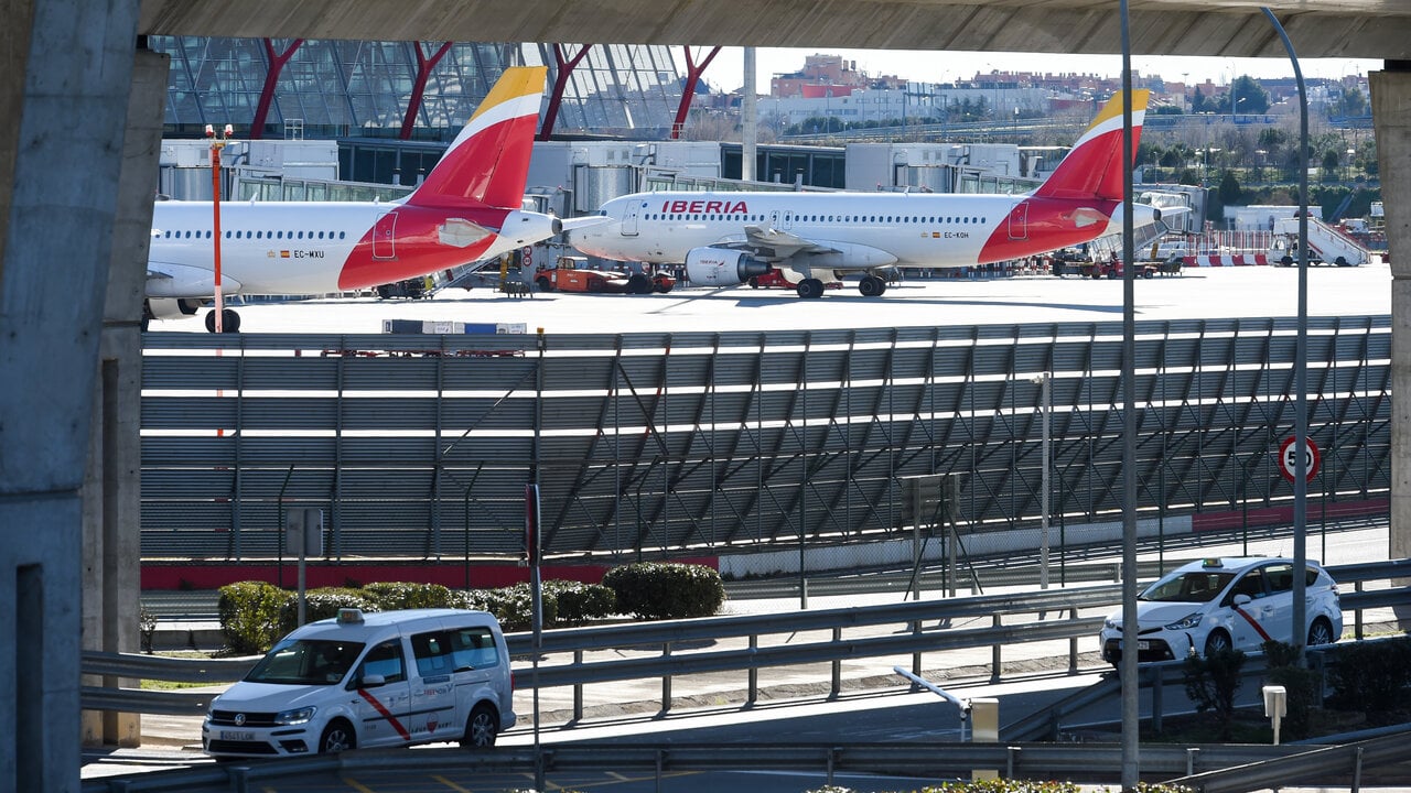 EuropaPress_4951271_aviones_iberia_esperan_pista_terminal_aeropuerto_madrid_barajas_adolfo