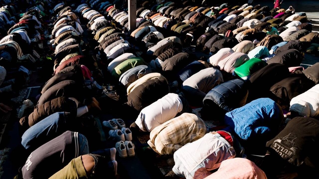 Decenas de personas durante un rezo el &uacute;ltimo d&iacute;a de Ramad&aacute;n, en Madrid (Firma: Carlos Luj&aacute;n / Europa Press).