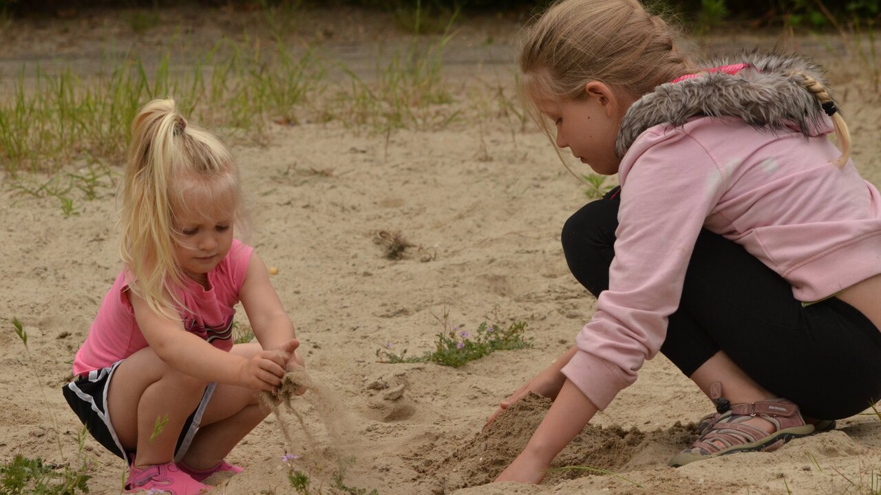 sand-people-girl-play-mud-child-564783-pxhere.com