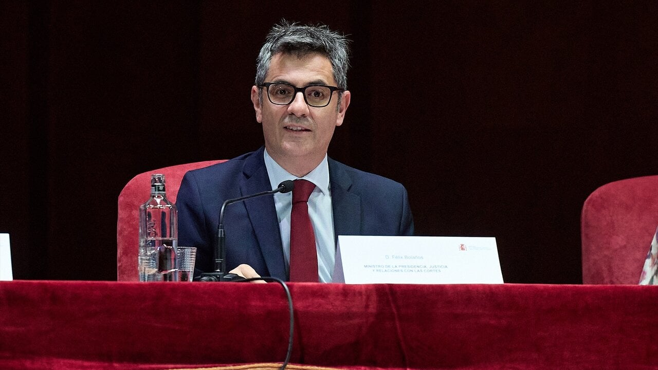 El ministro de la Presidencia, Justicia y Relaciones con las Cortes, F&eacute;lix Bola&ntilde;os, durante la entrega de los despachos a la XLV promoci&oacute;n del Turno Libre de Letrados de la Administraci&oacute;n de Justicia, en la Facultad de Medicina de la UCM, a 26 de abril de 2024, en Madrid. (Foto: Jes&uacute;s Hell&iacute;n / Europa Press)