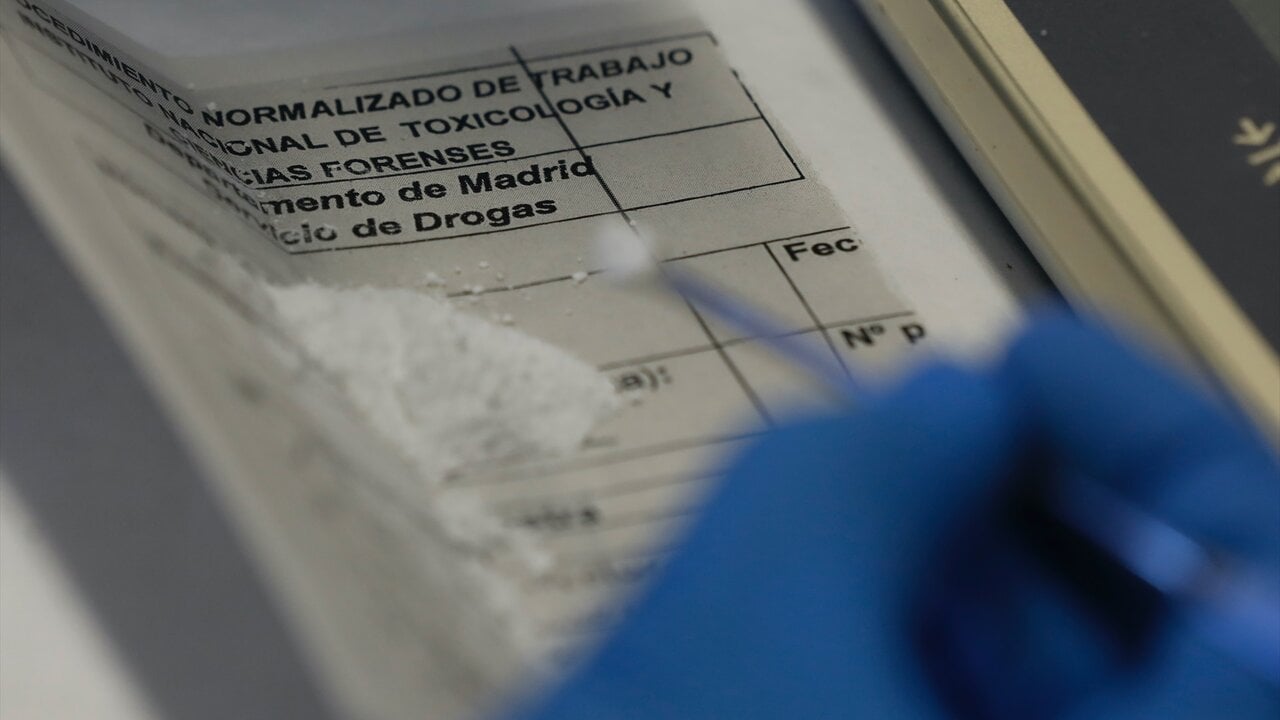 Un empleado trabaja con coca&iacute;na incautada en una operaci&oacute;n policial, en el Instituto Nacional de Toxicolog&iacute;a y Ciencias Forenses (INTCF), en Las Rozas, a 9 de febrero de 2022, en Madrid. (Foto: C. de Luca. POOL / Europa Press)