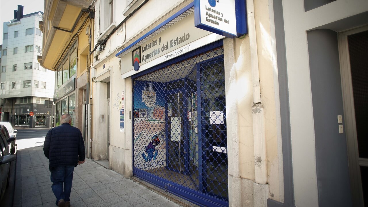 Un hombre pasa por la Administraci&oacute;n de loter&iacute;as n&ordm; 10, que est&aacute; cerrada por asuntos personales, despu&eacute;s de que hayan detenido a su lotero, 12 de junio de 2024, en Lugo, Galicia. (Foto: Carlos Castro / Europa Press)