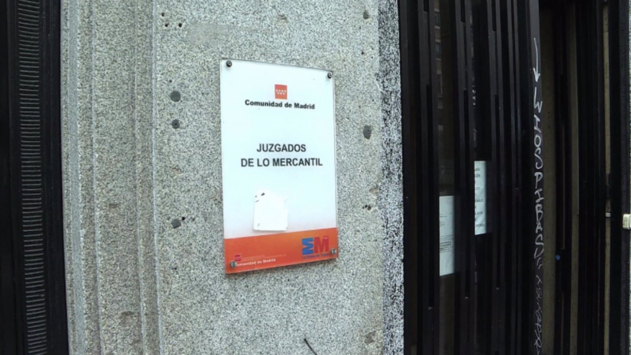 Archivo - Letrero en la puerta principal del Juzgado de lo Mercantil N&uacute;mero Dos de Madrid