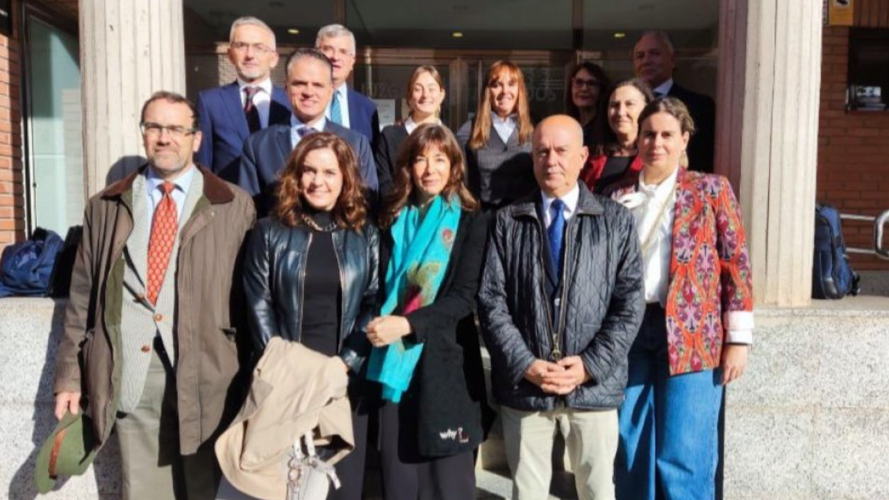Abogados arandinos con miembros de la junta del Colegio de abogados de Burgos. Foto: Ayuntamiento de Aranda.