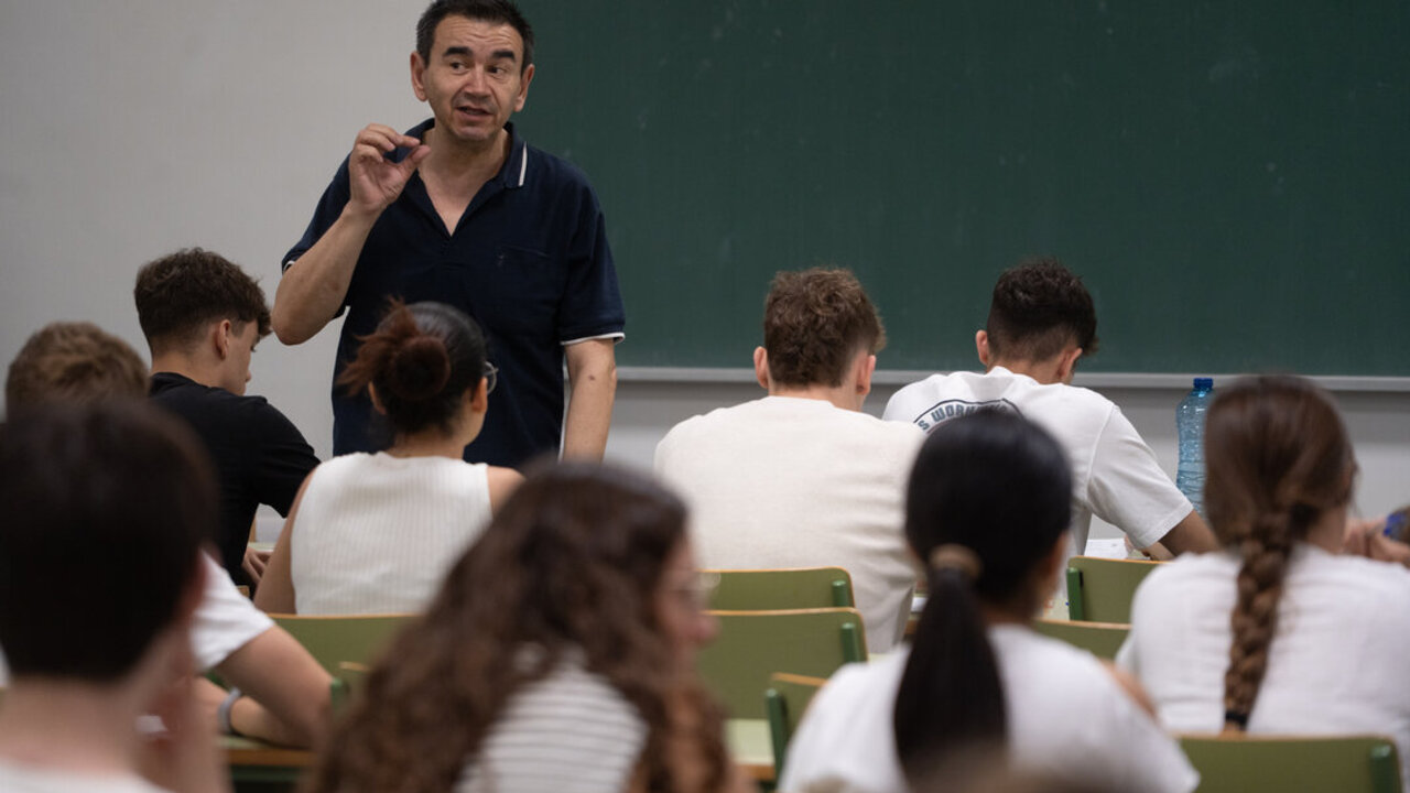 Un profesor durante un examen. (Foto:  Jorge Gil / Europa Press)