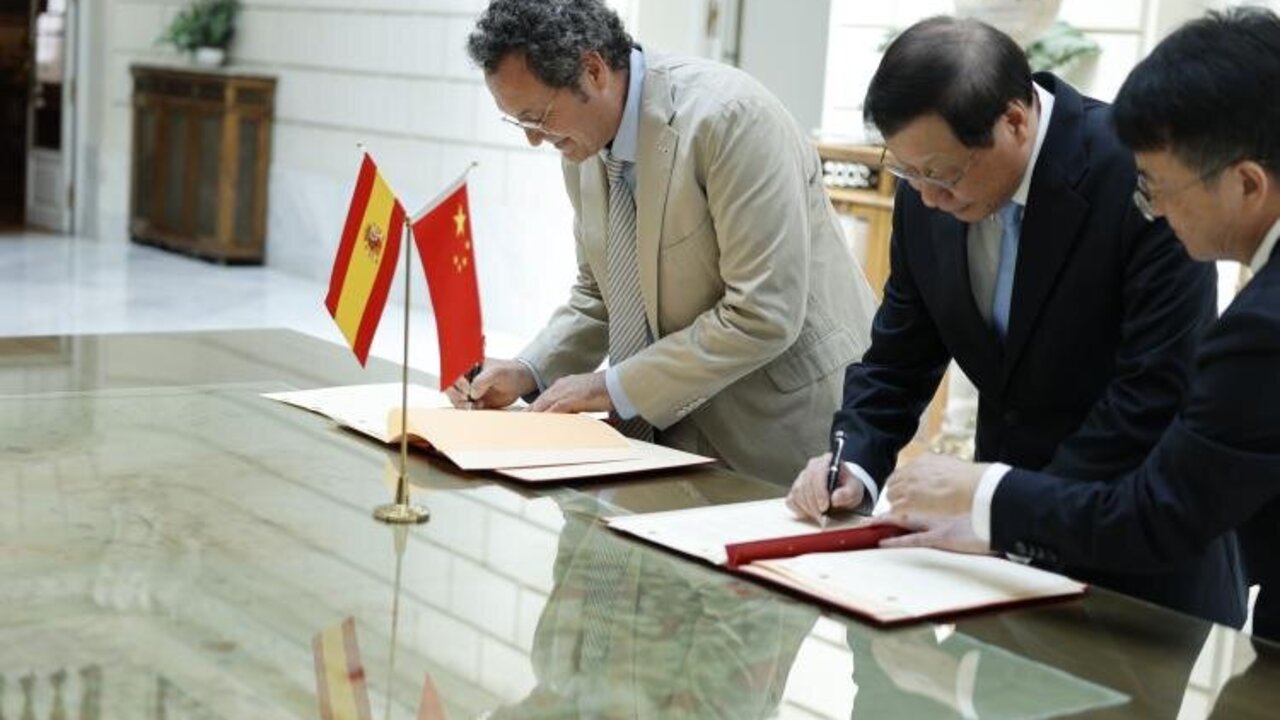 El Fiscal General del Estado, &Aacute;lvaro Garc&iacute;a Ortiz, y el Fiscal General de la Fiscal&iacute;a Suprema de la Rep&uacute;blica Popular  China, Ying Yong, durante la firma del acuerdo.