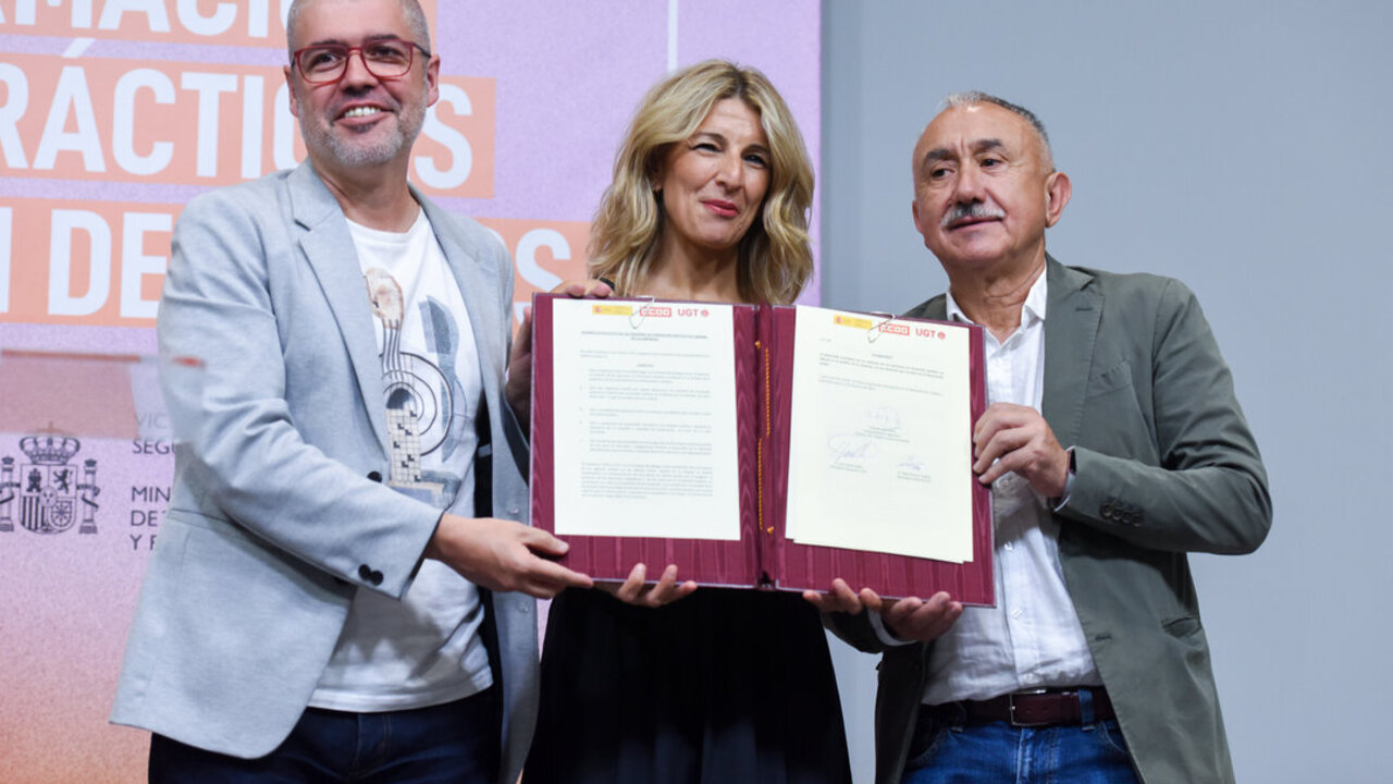 La vicepresidenta segunda y ministra de Trabajo y Econom&iacute;a Social, Yolanda D&iacute;az (c), firma con los secretarios generales de CCOO, Unai Sordo (i) y de UGT, Pepe &Aacute;lvarez (d), el acuerdo para el estatuto del becario, a 15 de junio de 2023. (Foto: Gustavo Valiente / Europa Press)