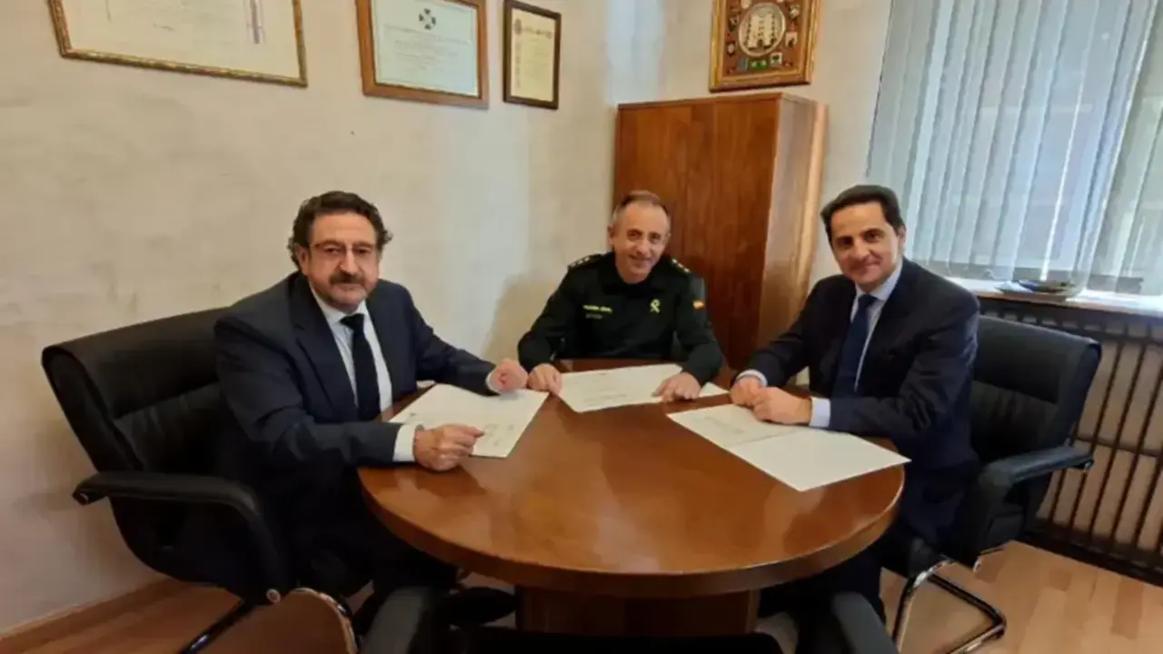 El decano del Colegio de la Abogac&iacute;a, Albino Escribano (dcha.) y el coronel Jes&uacute;s Manuel Rodrigo (centro), durante la reonvaci&oacute;n del protocolo. - Foto: Icalba.