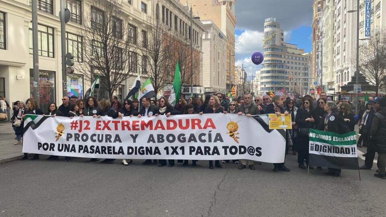 Miembros de la Junta de Gobierno del ICAC estuvieron presentes el pasado d&iacute;a 22 en Madrid a fin de reivindicar unas pensiones dignas para las abogadas y abogados. Foto: @IcaCaceres