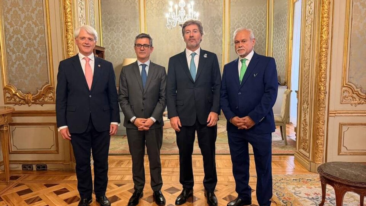 Salvador Gonz&aacute;lez, presidente del Consejo General de la Abogac&iacute;a Espa&ntilde;ola; F&eacute;lix Bola&ntilde;os, ministro de la Presidencia, Justicia y Relaciones con las Cortes; Juan Bautista, ministro de Justicia de Argentina; y Carlos Alberto Andreucci, presidente de UIBA.
Foto: Abogac&iacute;a Espa&ntilde;ola.