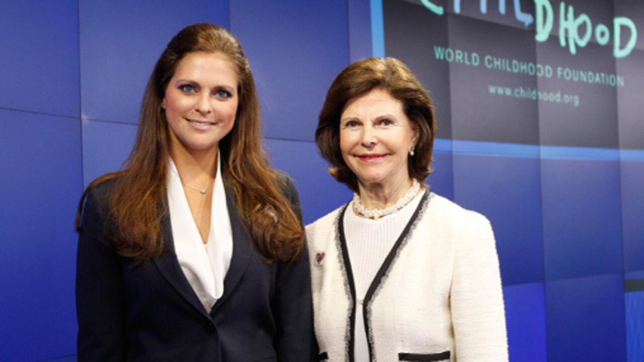 La reina Silvia de Suecia y su hija, la princesa Magdalena, en un acto para la fundaci&oacute;n World Childhood.