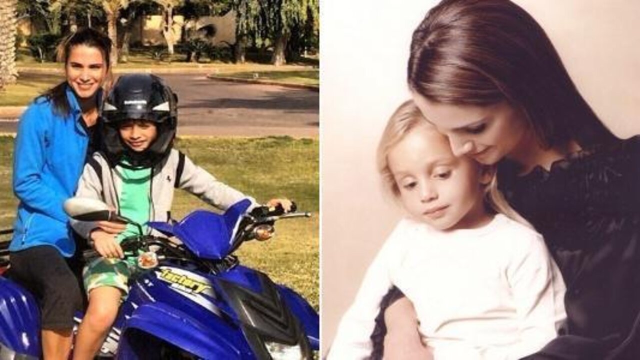 La reina Rania, con su hijo Hashem en quad (izquierda) y abrazada a su hija Salma (derecha).