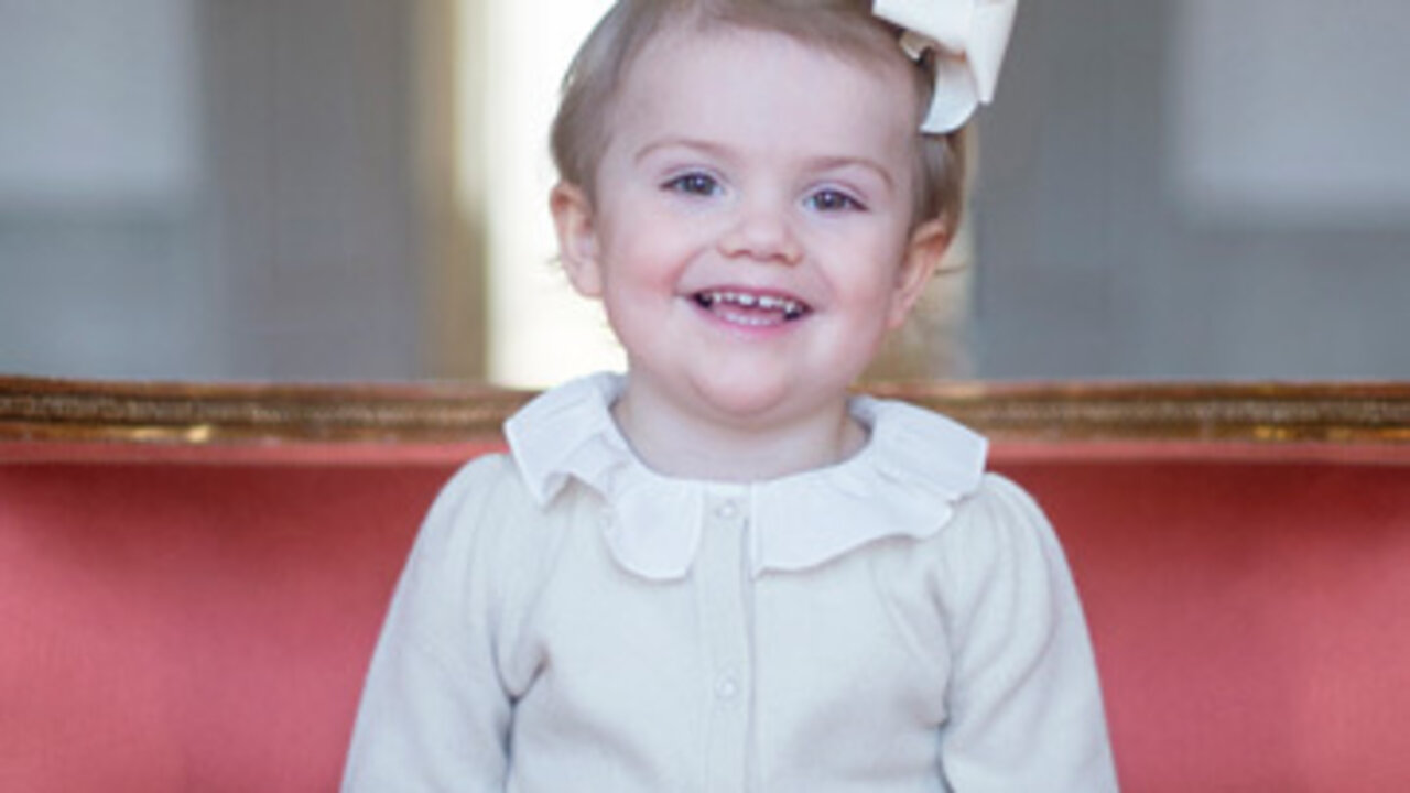 Fotograf&iacute;a oficial por el segundo aniversario de la princesa Estela de Suecia.