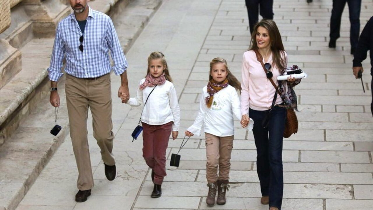 Los reyes y sus hijas, en una visita privada a Granada.