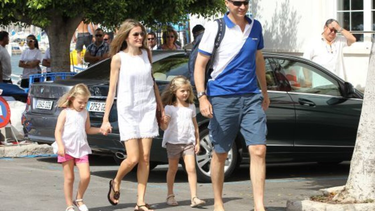 Los reyes y sus hijas, en Mallorca.