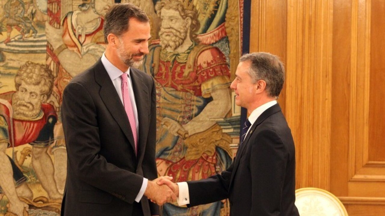 Felipe VI y el presidente del Gobierno Vasco, &Iacute;&ntilde;igo Urkullu, en el Palacio de La Zarzuela. 