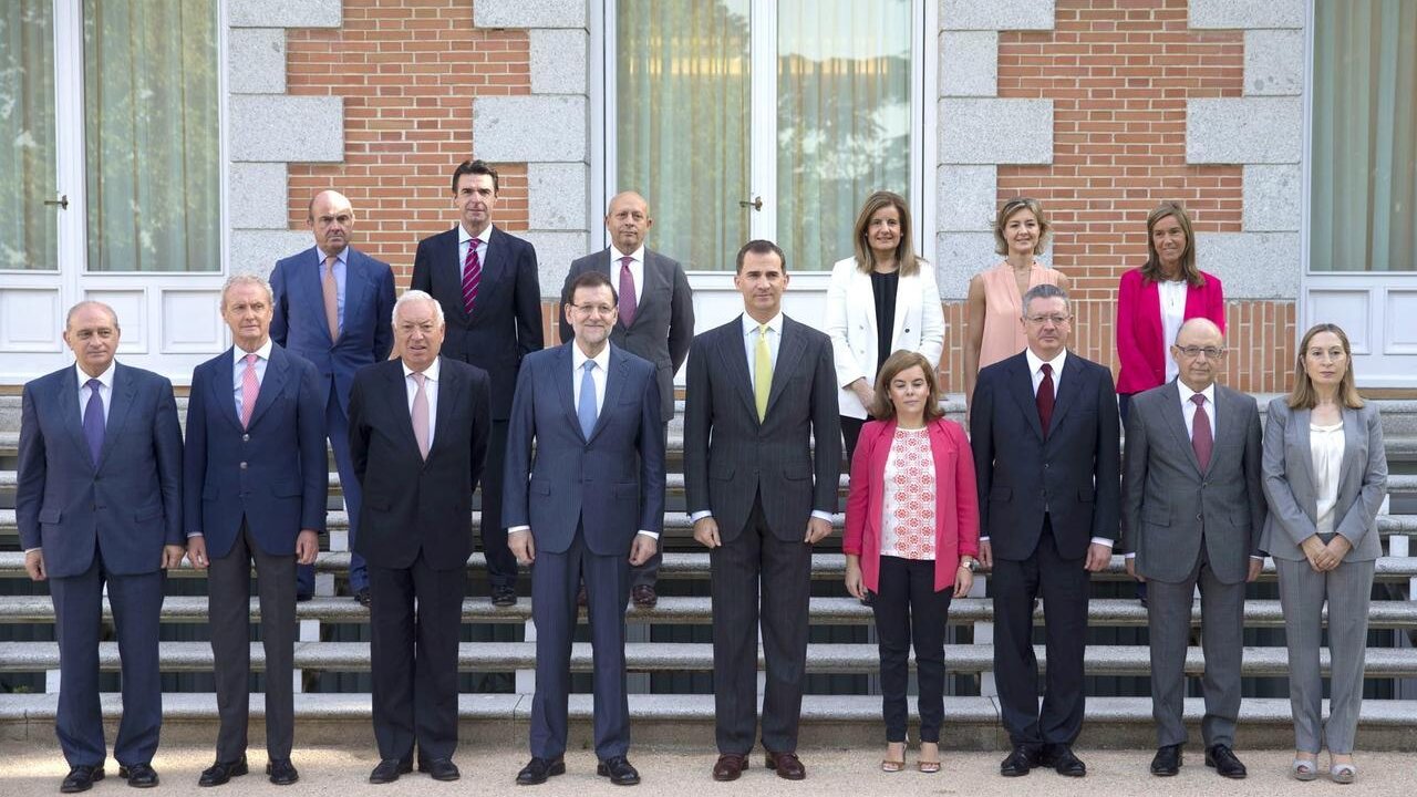 El rey Felipe, con el Gobierno en pleno antes de un Consejo de Ministros.