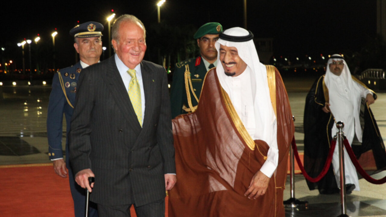 Don Juan Carlos junto al rey Salman en Arabia Saud&iacute; (2014).