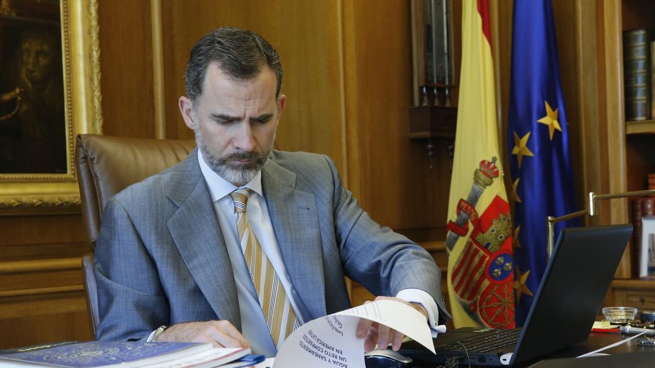 El rey Felipe trabaja en su despacho del Palacio de la Zarzuela.