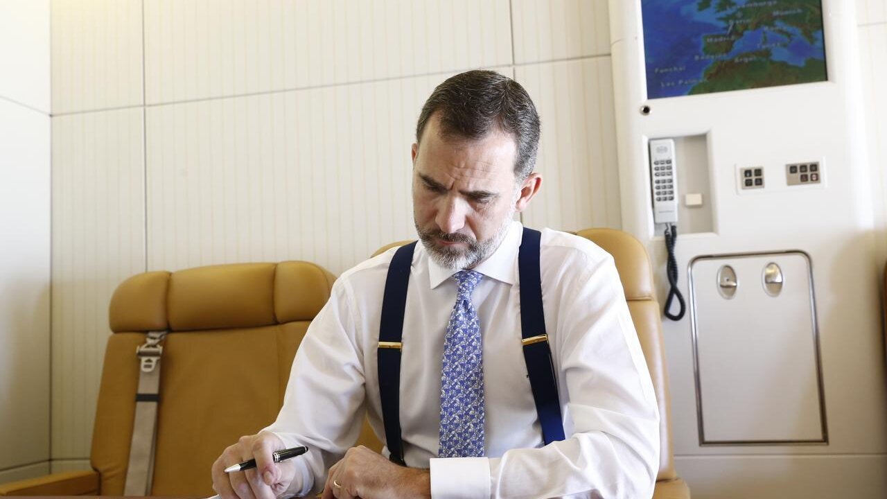 El rey Felipe trabaja en el avi&oacute;n de camino a Francia.