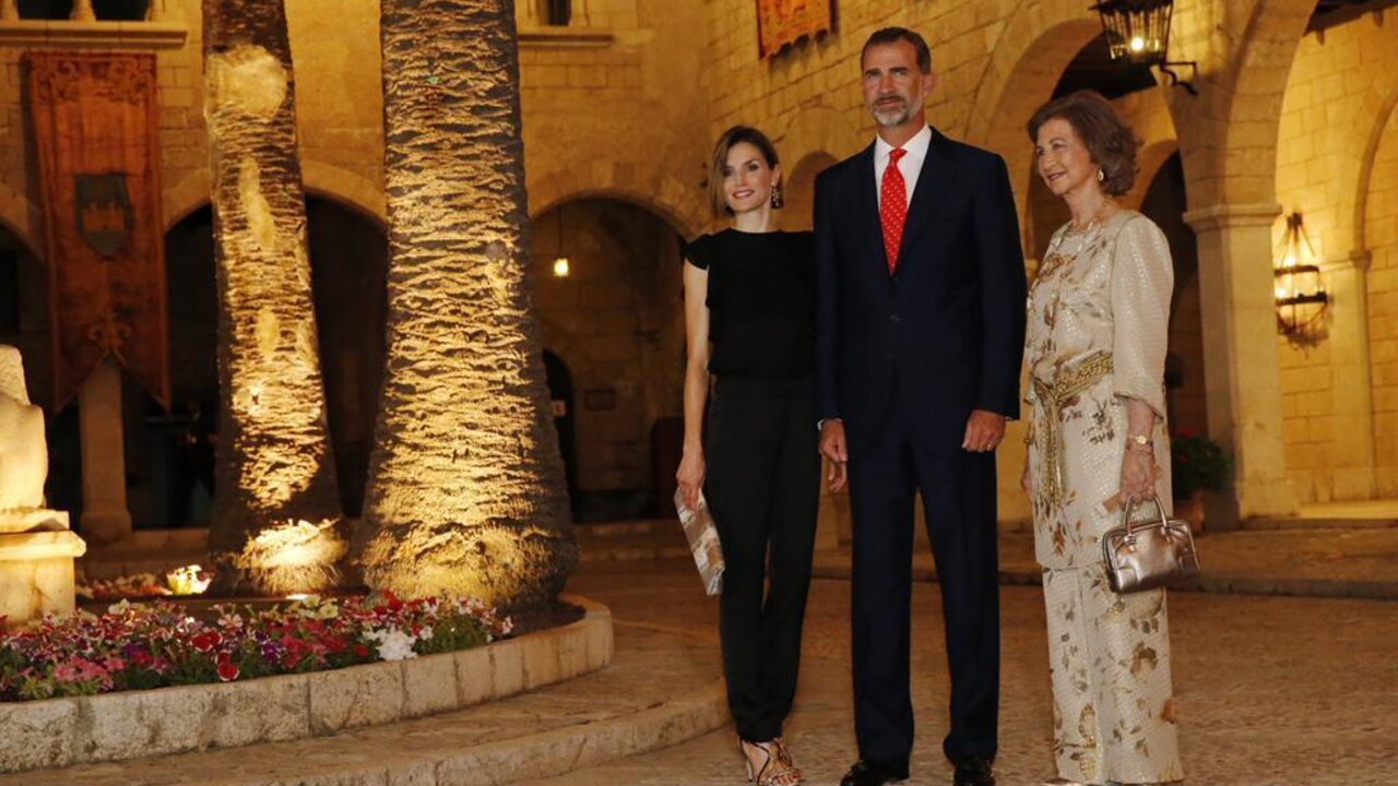 Felipe VI, Letizia y Do&ntilde;a Sof&iacute;a en la recepci&oacute;n en La Almudaina en 2015.