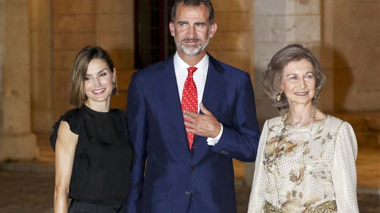 Felipe VI junto a la reina Letizia y do&ntilde;a Sof&iacute;a en el Palacio de La Almudaina. 