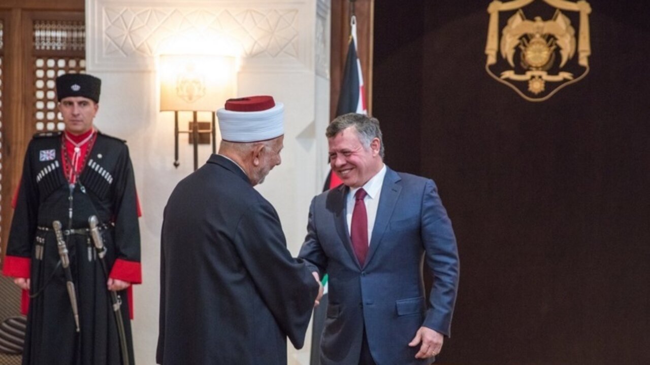 El rey Abdal&aacute; II de Jordania recibe a representantes de la comunidad &aacute;rabe de Jerusal&eacute;n.