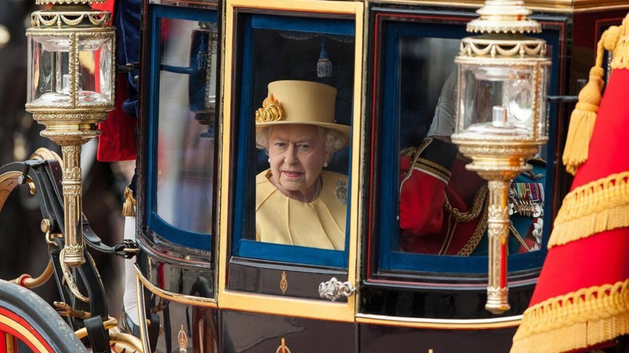La reina Isabel II sale del Palacio de Buckingham en carruaje.
