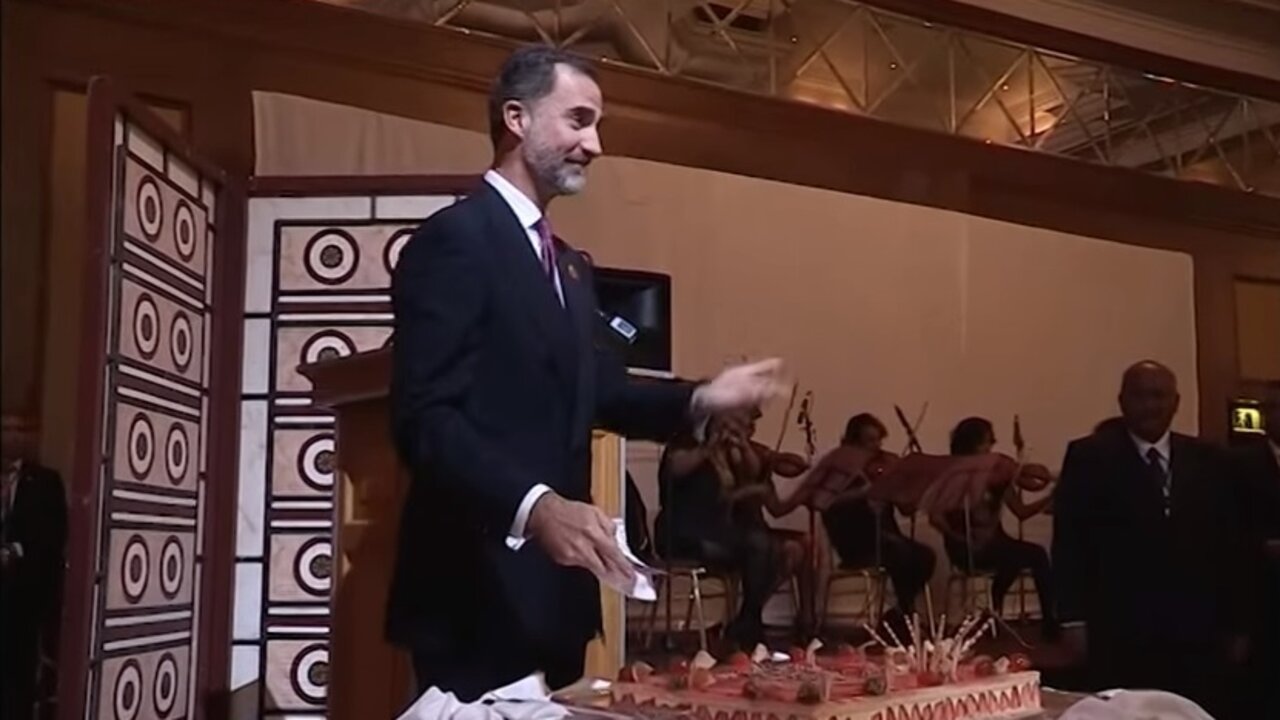 El rey corta una tarta durante la Cumbre Africana de 2015.