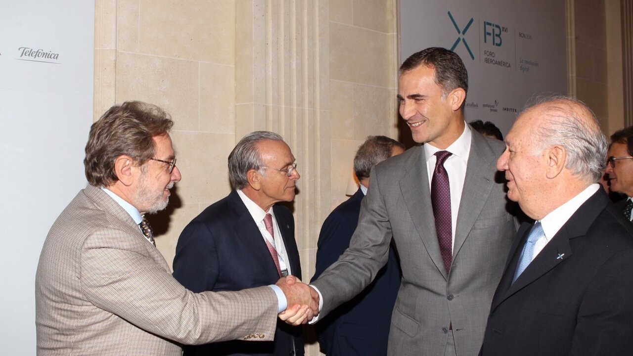 Juan Luis Cebri&aacute;n saluda a don Felipe en una imagen de archivo.