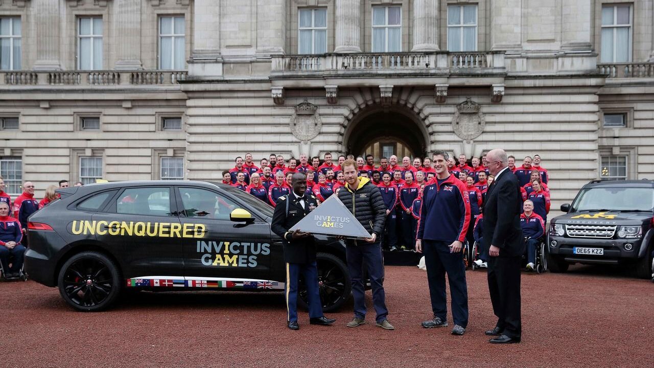El pr&iacute;ncipe Enrique con el equipo ingl&eacute;s de los 'Juegos Invictus'.