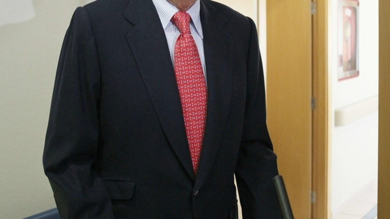 Juan Carlos I, a la salida del hospital tras el accidente en Bostuana.