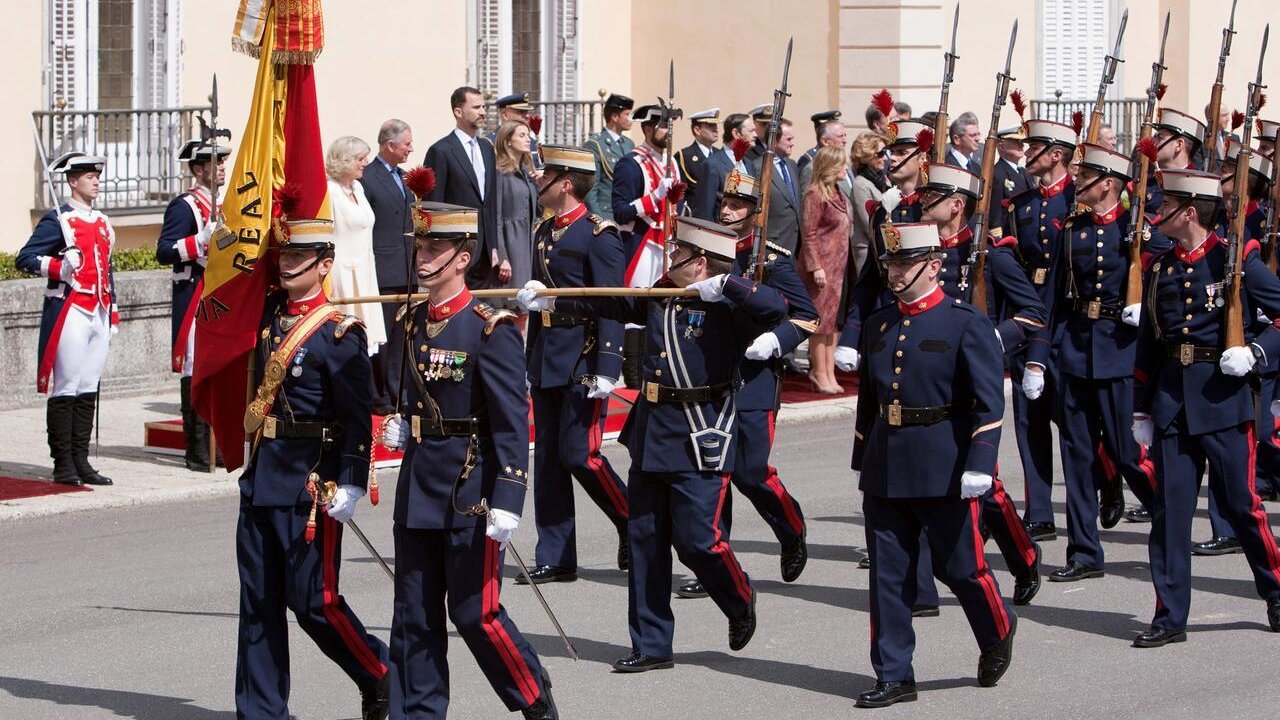 Desfile de la Guardia Real ante los reyes.