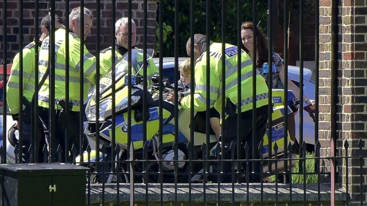 El pr&iacute;ncipe Jorge sobre una moto de la Polic&iacute;a Metropolitana de Londres.