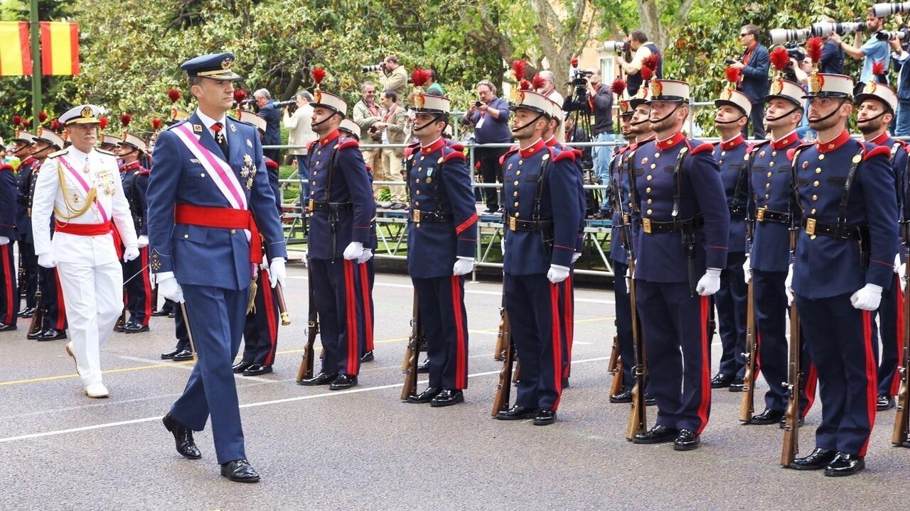 Felipe VI pasa revista a los militares en el D&iacute;a de las Fuerzas Armadas. Foto de archivo.