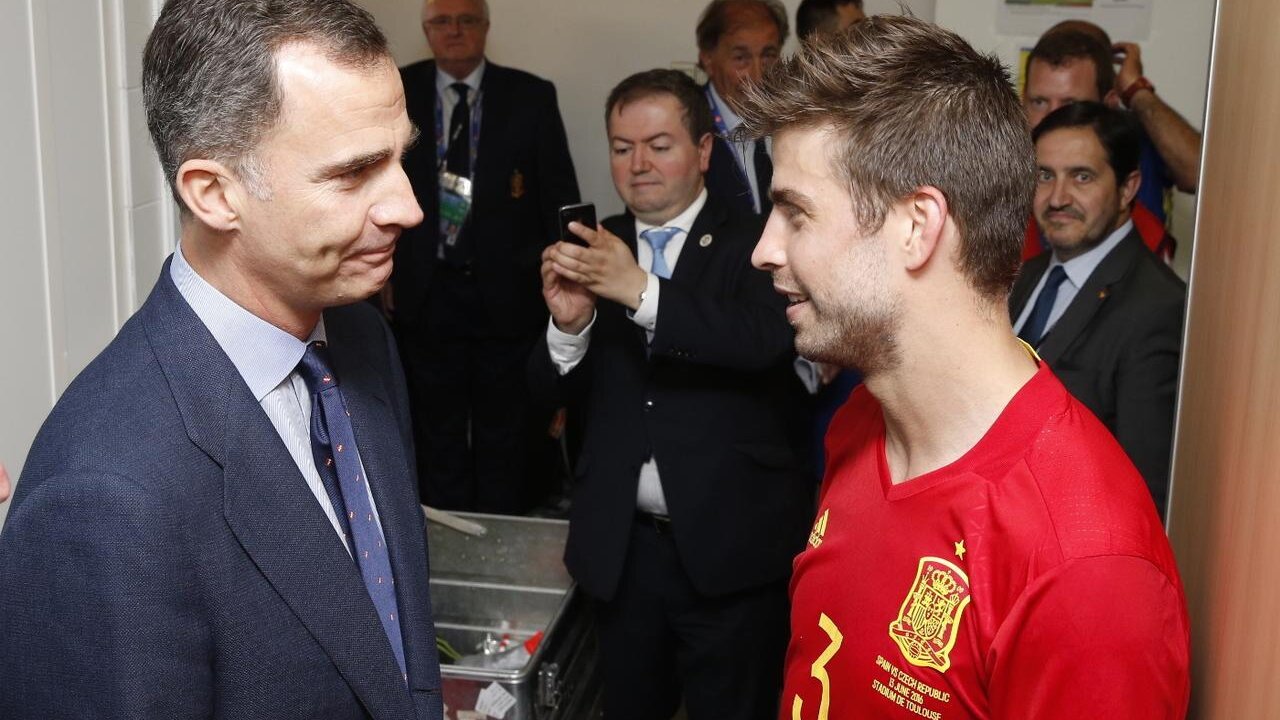 Felipe VI conversa con Gerard Piqu&eacute;.