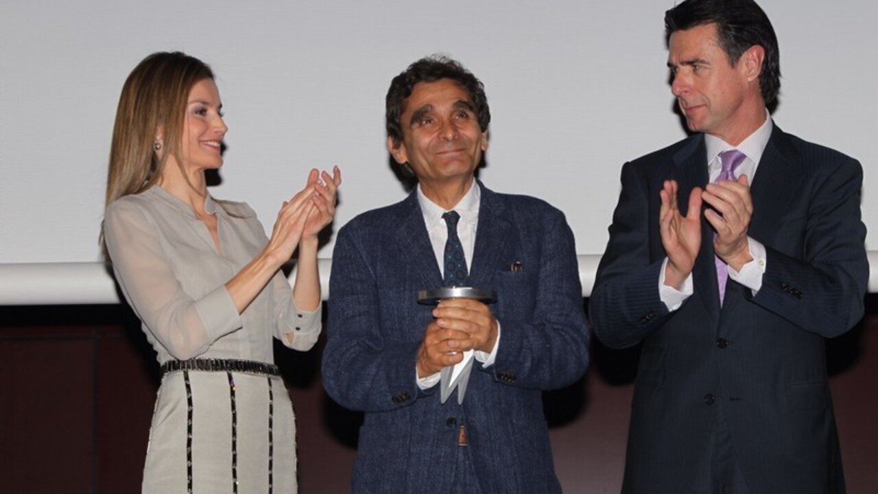 La reina con Jos&eacute; Manuel Soria y Adolfo Dom&iacute;nguez en la I edici&oacute;n de los Premios Nacionales de la Moda.
