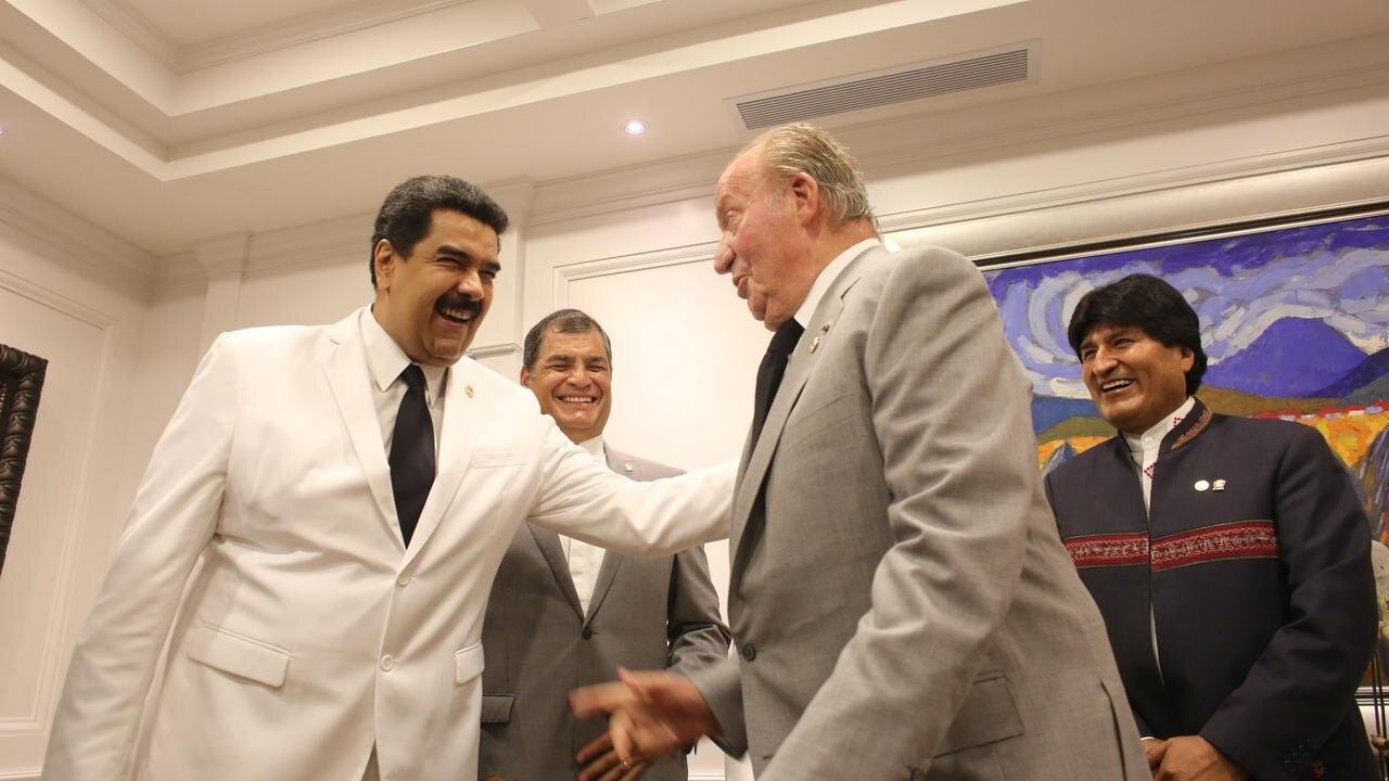 Nicol&aacute;s Maduro bromea con el rey Juan Carlos, en presencia de Rafael Correa y Evo Morales.