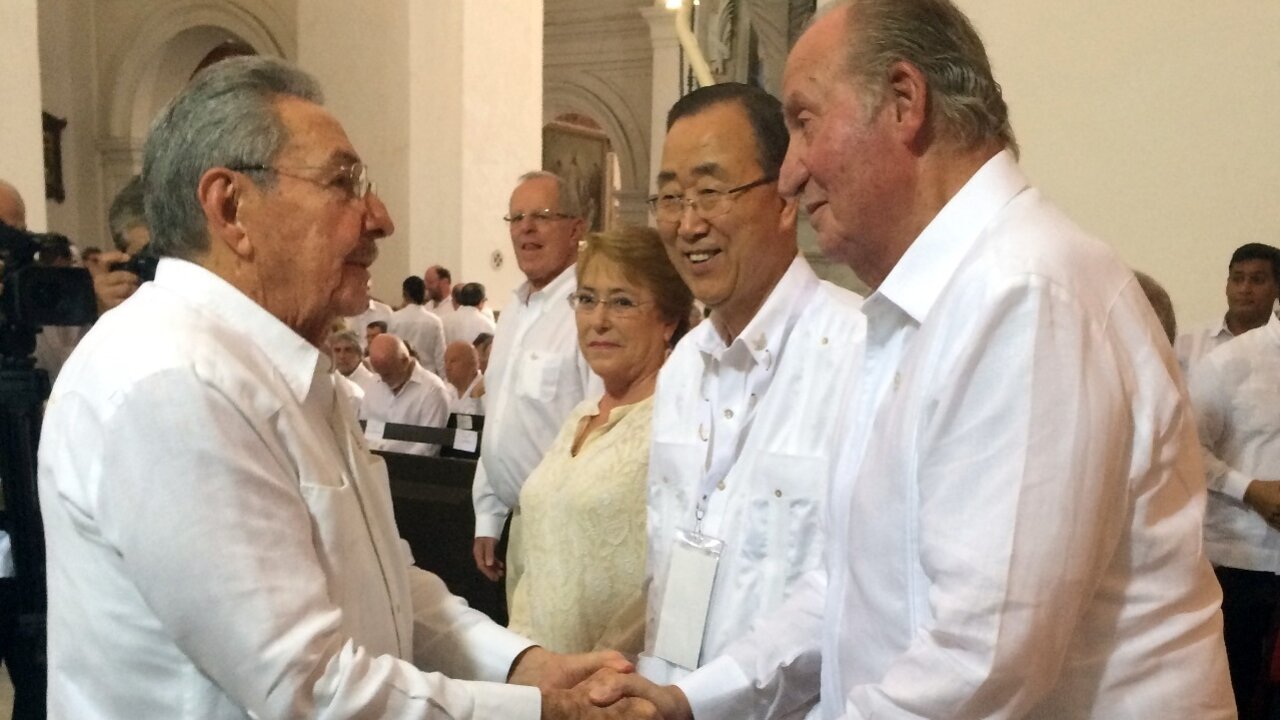 Ra&uacute;l Castro saluda al rey Juan Carlos en Cartagena de Indias