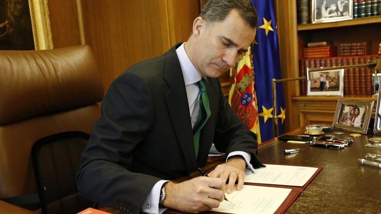El rey firma el decreto de disoluci&oacute;n de las Cortes en abril.