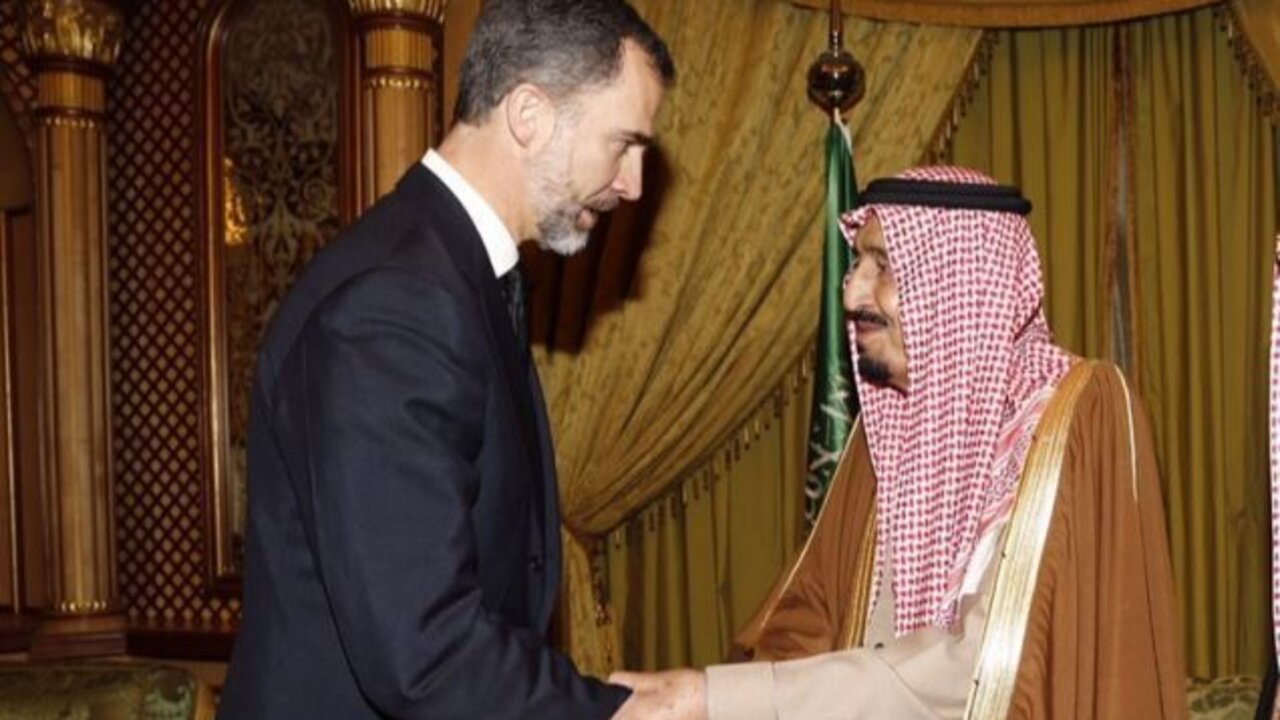 Don Felipe, con el rey Salman en 2015 tras la muerte del rey Abdal&aacute;.