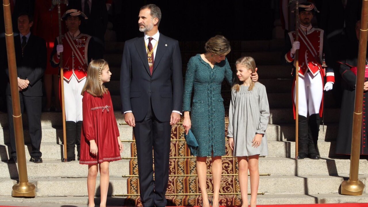 Los reyes con la princesa Leonor (izquierda) y la infanta Sof&iacute;a (derecha).