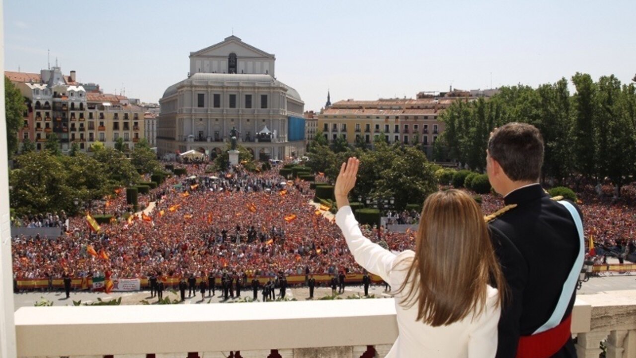 Los reyes Felipe y Letizia saludan tras la proclamaci&oacute;n en junio de 2014.