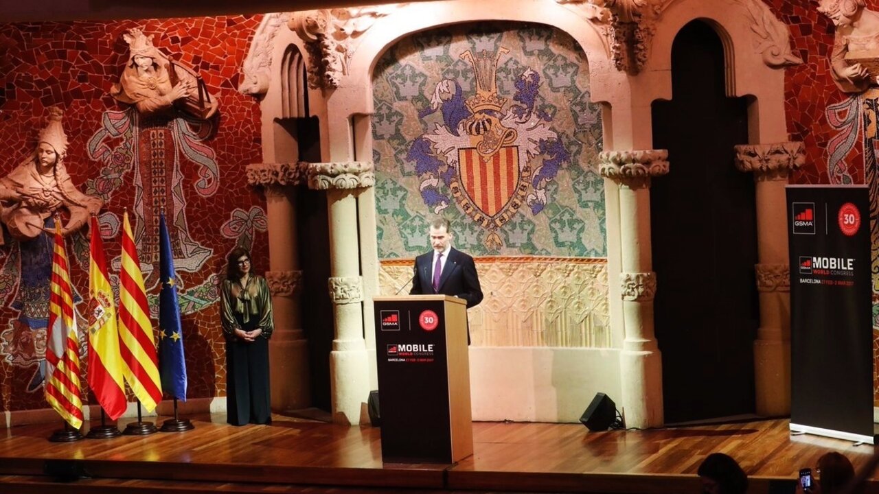 Felipe VI interviene en la cena de bienvenida del Mobile World Congress, en el Palau de la M&uacute;sica de Barcelona.
