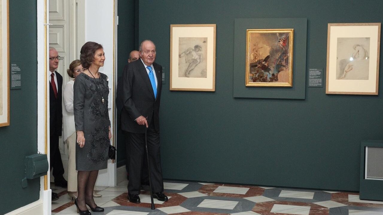 Los reyes Juan Carlos y Sof&iacute;a, en una exposici&oacute;n.